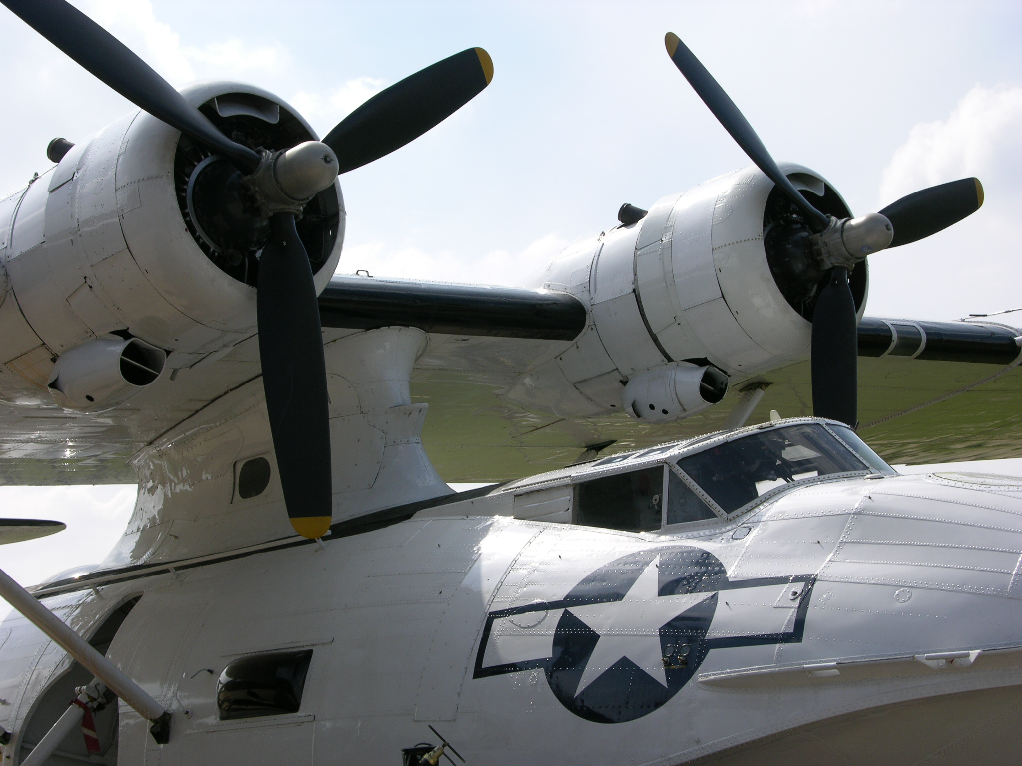 http://www.maquetland.com/upload/phototeque/images/3072/consolidated_pby_5a_catalina_ailes_moteurs.jpg