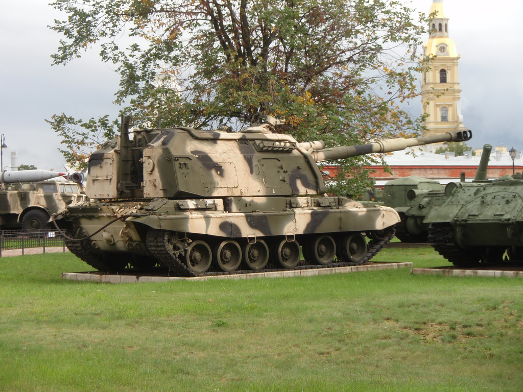 Un drone ukrainien détruit un canon automoteur russe 2S1 Gvozdika à
