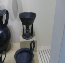 Etrurie Céramique Calice aux Cariathides Nimes MR