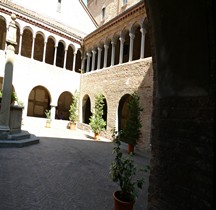 Bologna Basilica Santo Stefano  Cloître