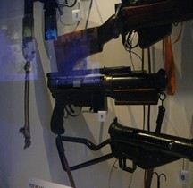 Pistolet Mitrailleur 1942  Welgun Submachine Gun Londres IWM