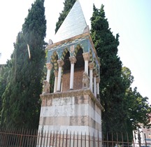 Bologna Basilica San Francesco Sepolcro dei Glossari Tomba di Rolandino dei Romanzi