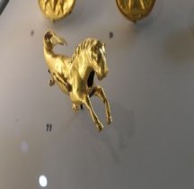 6 Grèce Héllenistique Fibule Cheval Marin Paris Louvre