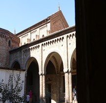 Bologna Basilica Santo Stefano  Cortile Pilato