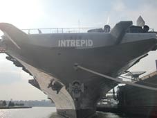 Porte avions USS Intrepid CV 11 New York